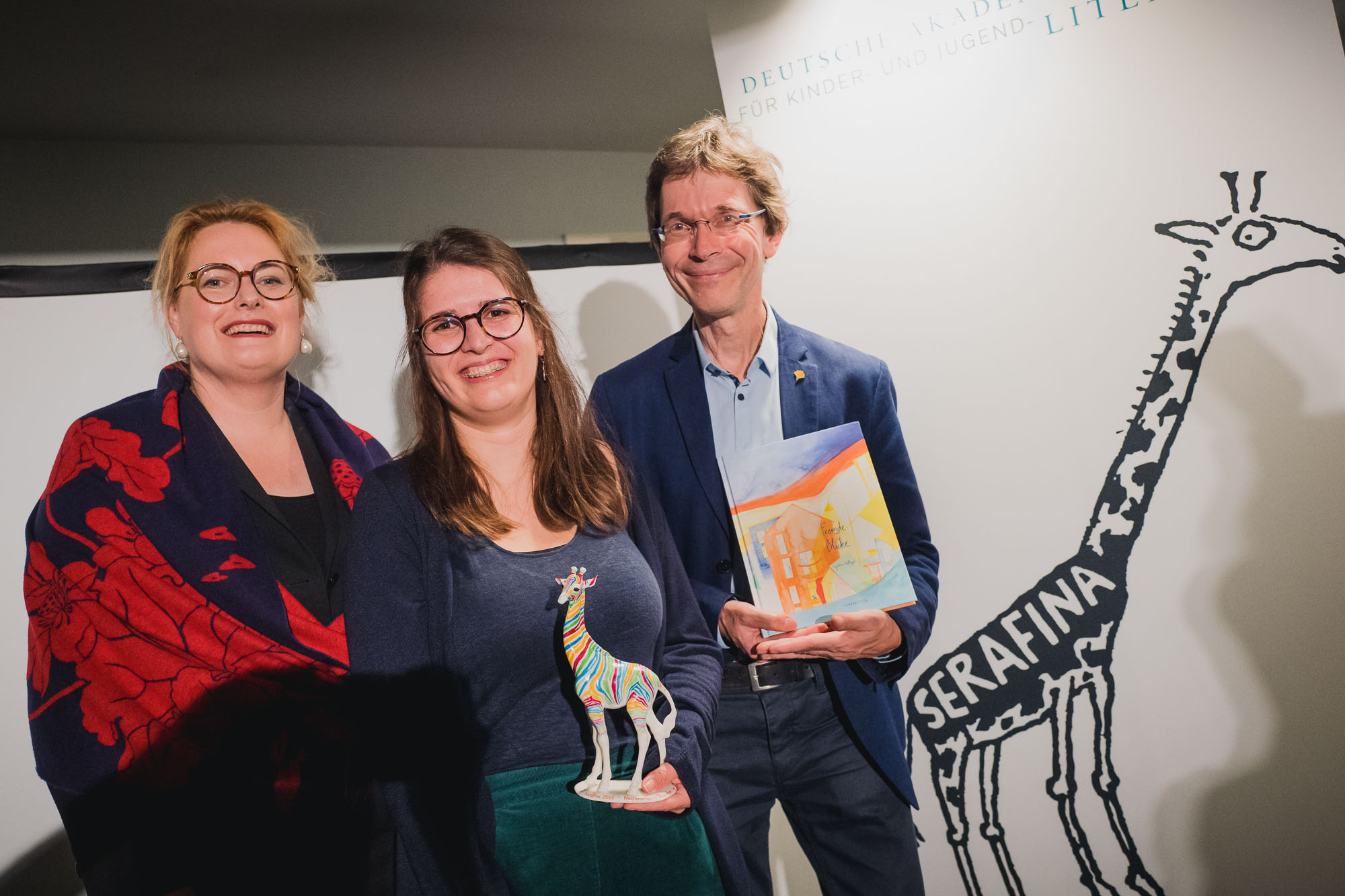 Serafina-Preisträgerin Cynthia Häfliger mit Stefan Hauck und Claudia Maria Pecher (Foto: Patrick Reymann)
