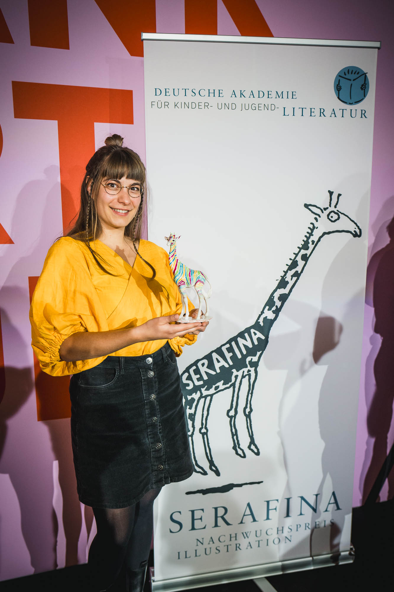 Serafina-Preisträgerin Carla Haslbauer mit der Porzellan-Serafina (Foto: Patrick Reymann)