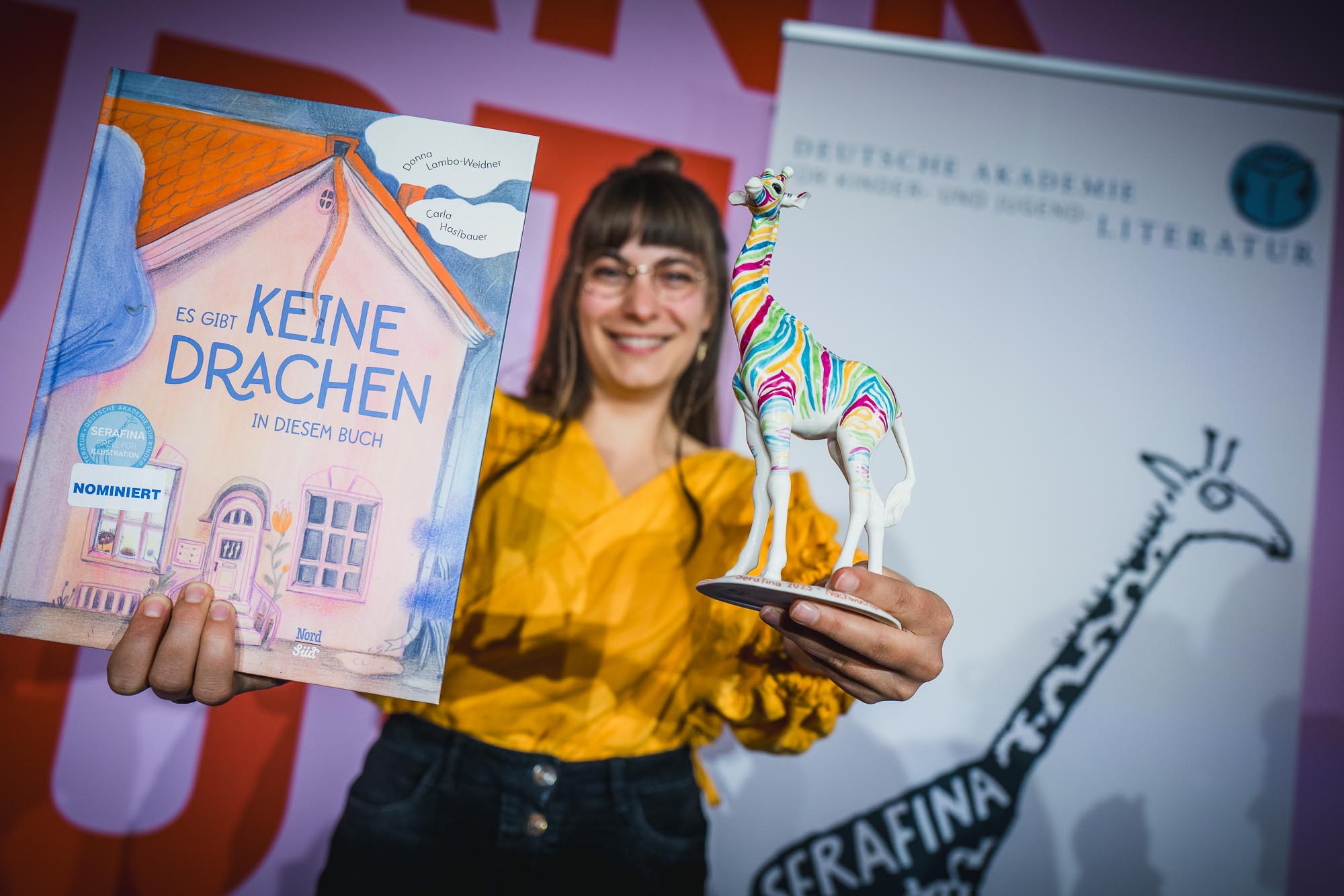 Serafina-Preisträgerin Carla Haslbauer mit ihrem ausgezeichneten Buch und der Porzellan-Serafina (Foto: Patrick Reymann)