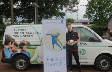 Anpfiff "Lese-Kick" 2025 in der Grundschule Stein/Mittelfranken (Foto: Akademie KJL)