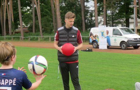 Anpfiff "Lese-Kick" 2025 in der Grundschule Stein/Mittelfranken (Foto: Akademie KJL)